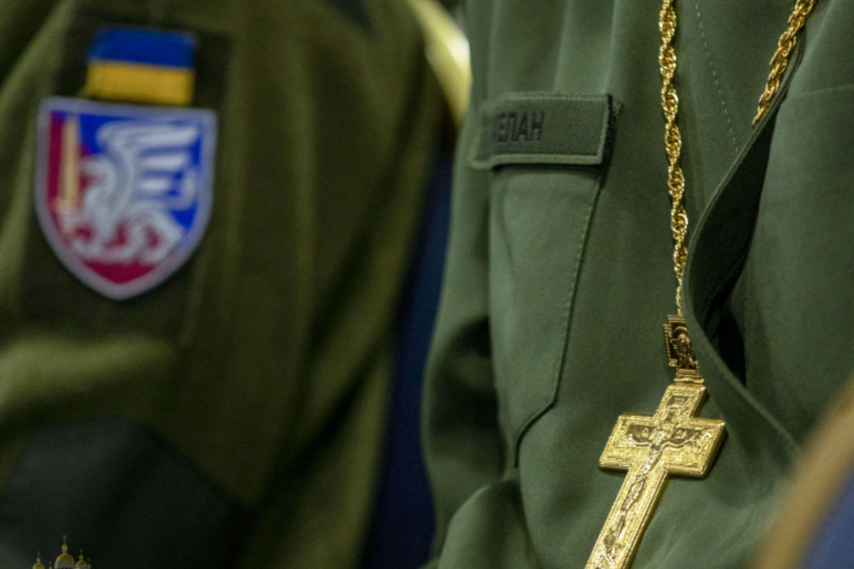 «Бути поруч завжди»: значення і подробиці закону про військових капеланів в Україні