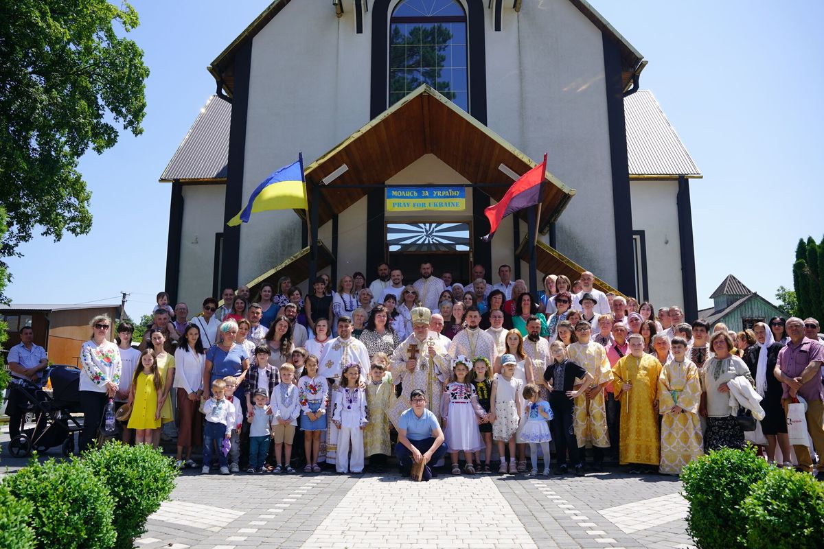 «Ви — святі, бо оправдані, відкуплені жертвою Ісуса Христа»: владика Йосафат Мощич на храмовому празнику у м. Сторожинці