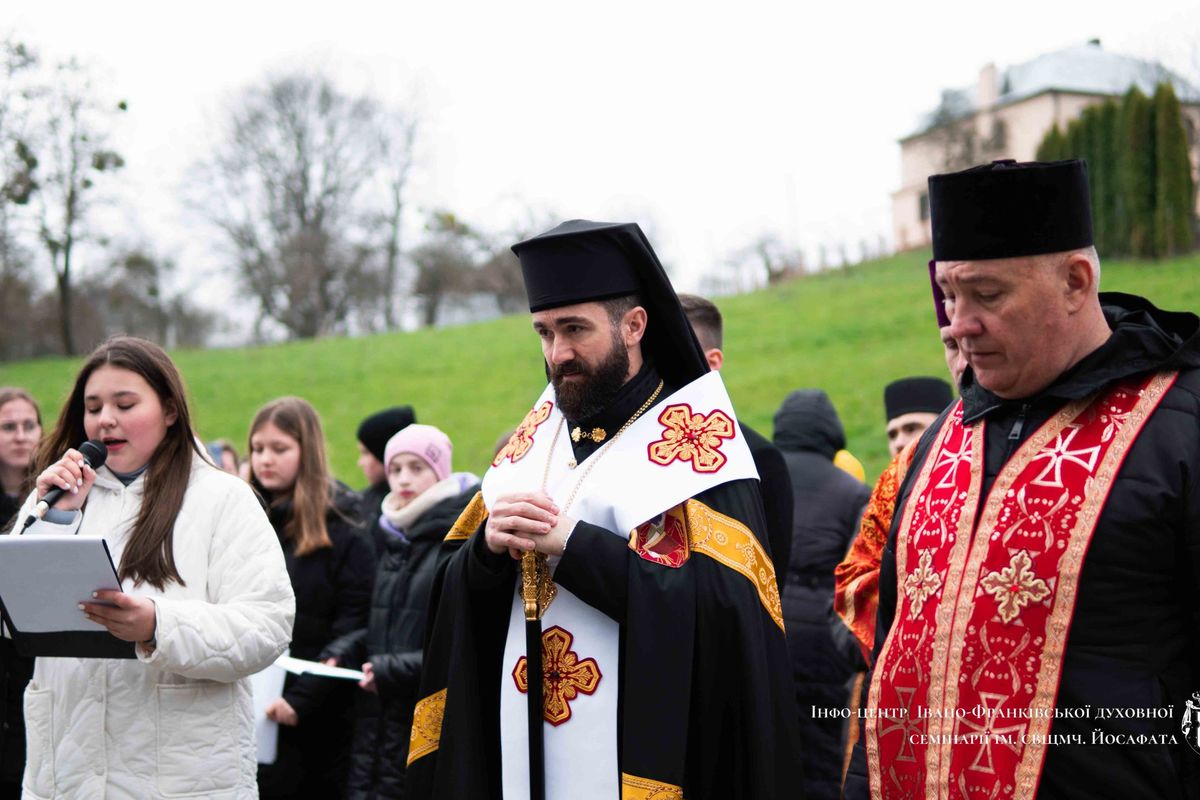 «Кожен, хто осягнув спасіння, осягнув його лише тому, що тут, на землі, зустрів Ісуса», — владика Микола Семенишин на нічних чуваннях у Крилосі