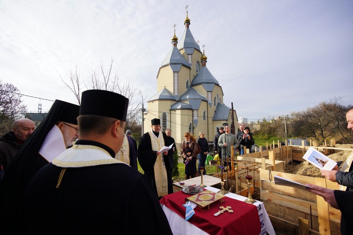 У Вишгороді єпископ Йосиф Мілян заклав наріжний камінь майбутньої дзвіниці