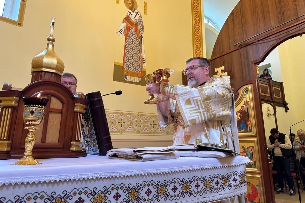 «Мати, яка покриває своїм Покровом, стоїть у молитві серед зболених війною дітей», — Блаженніший Святослав