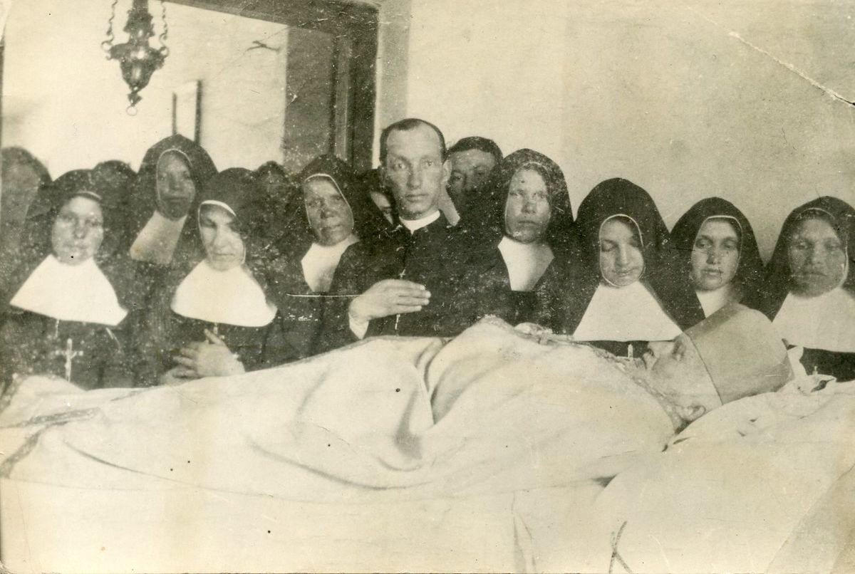 29 квітня 1918 р. Похорон о. Кирила. На світлині о. Зенон Каленюк та сестри Згромадження св. Йосифа ОПДМ