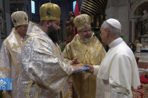 Єпископ Петро Лоза передав Папі Римському прапор українського воїна