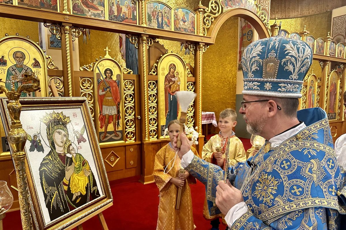 Владика Богдан Дзюрах освятив ікону Матері Божої, яку своїми руками вишили матері і вдови загиблих захисників України