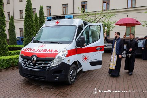 Владика Микола Семенишин освятив карету швидкої допомоги, яку вкотре придбали вірні Міланського деканату