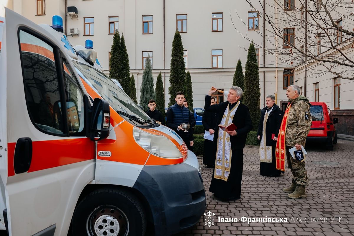 Івано-Франківська архиєпархія передала чергову карету швидкої допомоги для українських захисників