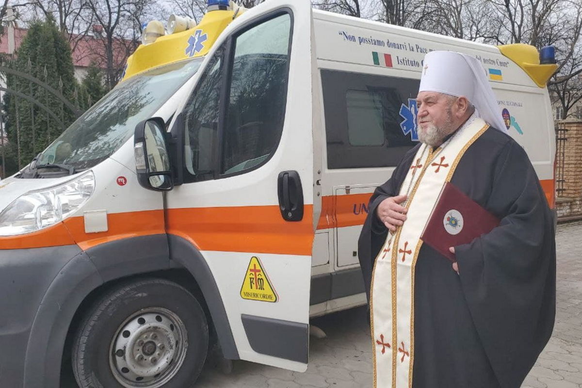 Дві карети швидкої допомоги: від Папи Франциска та митрополита Василія Семенюка