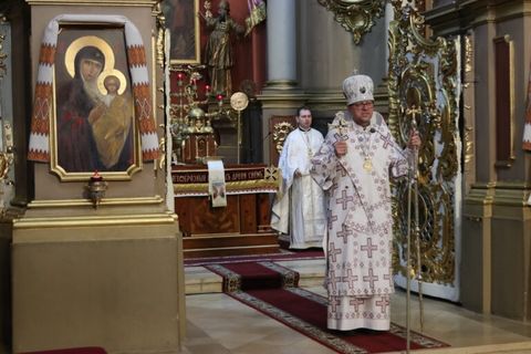 «Потребуючі біля Ісуса — це ми», — єпископ Володимир Груца у неділю Розслабленого
