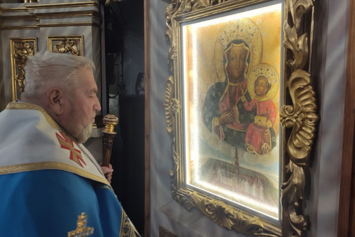 Митрополит Василій Семенюк молився перед Буцнівською чудотворною іконою за Україну