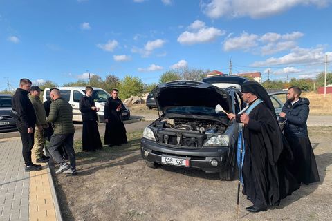 Єпископ Михайло Бубній освятив автомобіль для українських військових