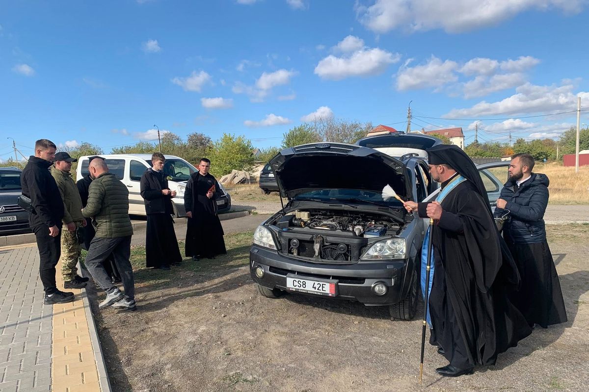 Єпископ Михайло Бубній освятив автомобіль для українських військових