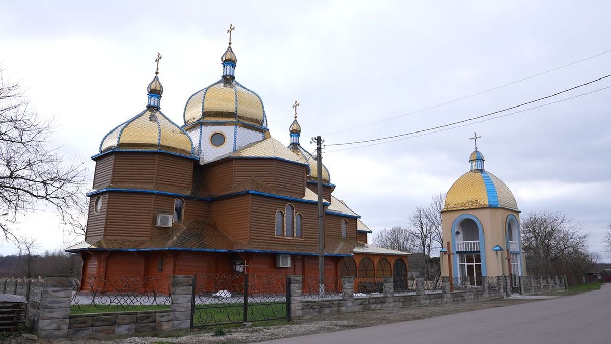Церква Святого Василія Великого у селі Тустань. 