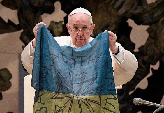 Папа Франциск із українським прапором з Бучі (Київська область). Ватикан, 6 квітня 2022 року