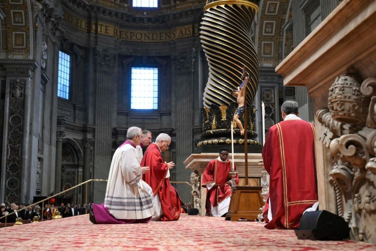 Літургія Страстей Господніх у Ватикані: хрест навчає не віддавати злом за зло
