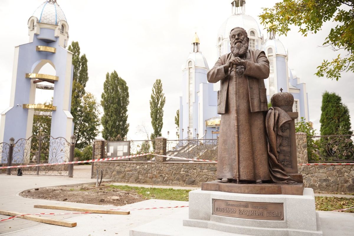 У Вінниці встановили пам’ятник Блаженнішому Любомиру Гузару