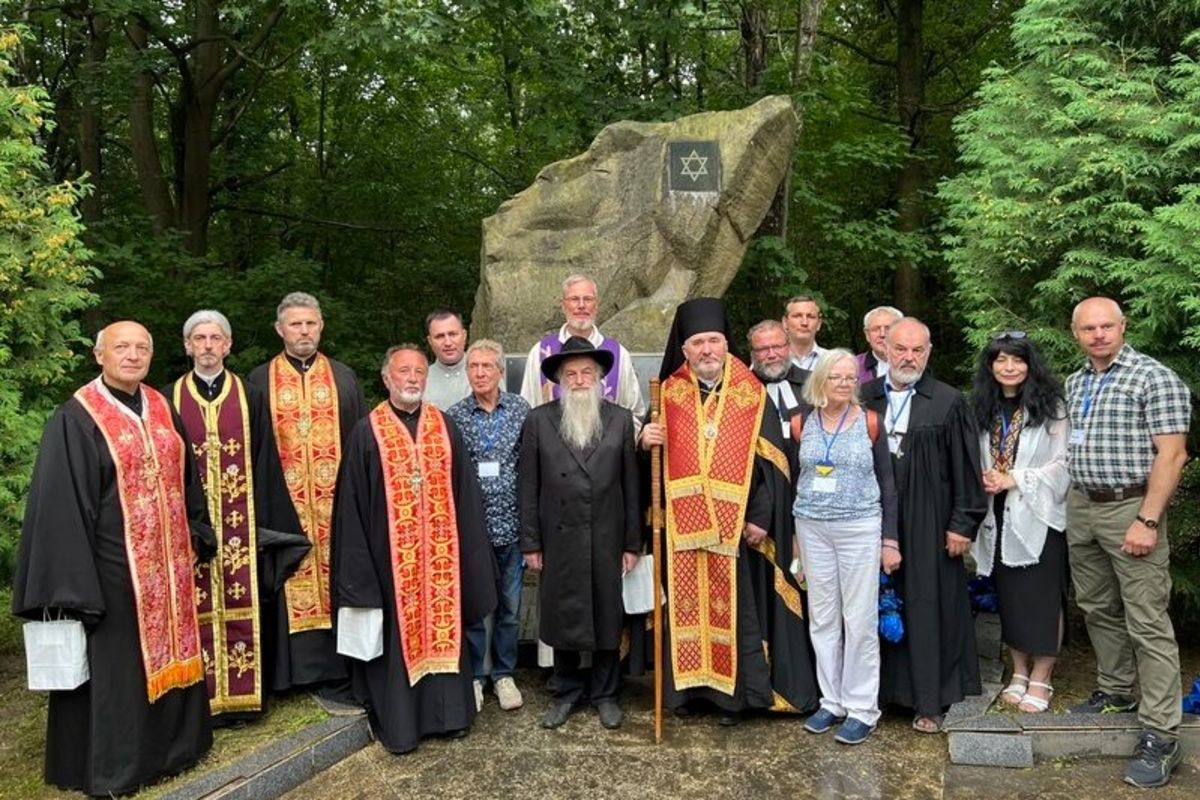 Поминальна молитва в Шепарівському лісі об’єднала представників п’яти країн