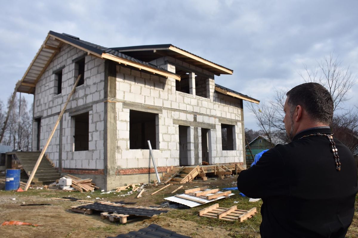 Чернівецька єпархія на місійних теренах Буковини зводить чотири парафіяльні будинки