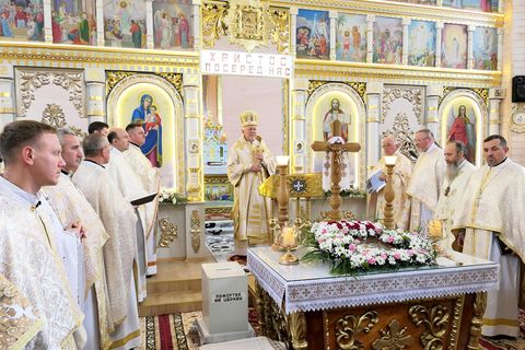 «Христос іде як переможець смерті», — митрополит Володимир Війтишин у 100-літньому храмі села Старі Кривотули