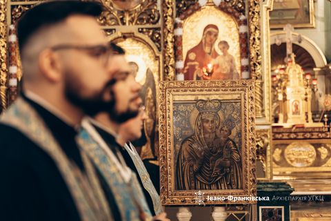 В Івано-Франківську відбулася Архиєпархіальна молитва на вервиці з нагоди Дня матері