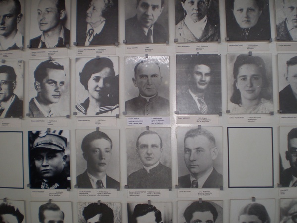 Портрет Омеляна Ковча серед інших в'язнів Майданека, які загинули в таборі, сучасна інсталяція