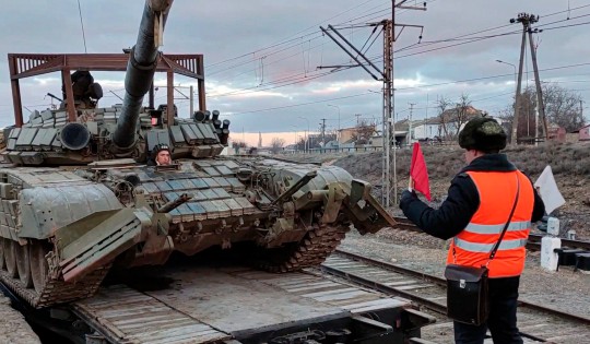 Російський танк відтягують від українського кордону. Фото: Пресслужба Міноборони Росії через AP