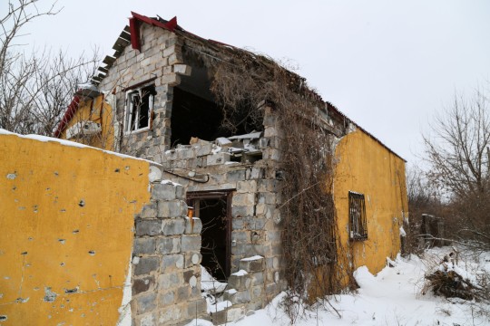 На пошкодженому будинку видно шрами війни в Донецьку на сході України. Фото: ТАСС/PA Images)