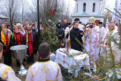 Єпископ Микола Семенишин очолив урочисті моління з нагоди 30-ліття храму в селі Тисів