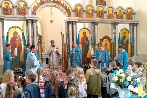 На свято Покрови у Львові владика Максим Рябуха закликав дітей молитися за щасливе повернення захисників і захисниць додому
