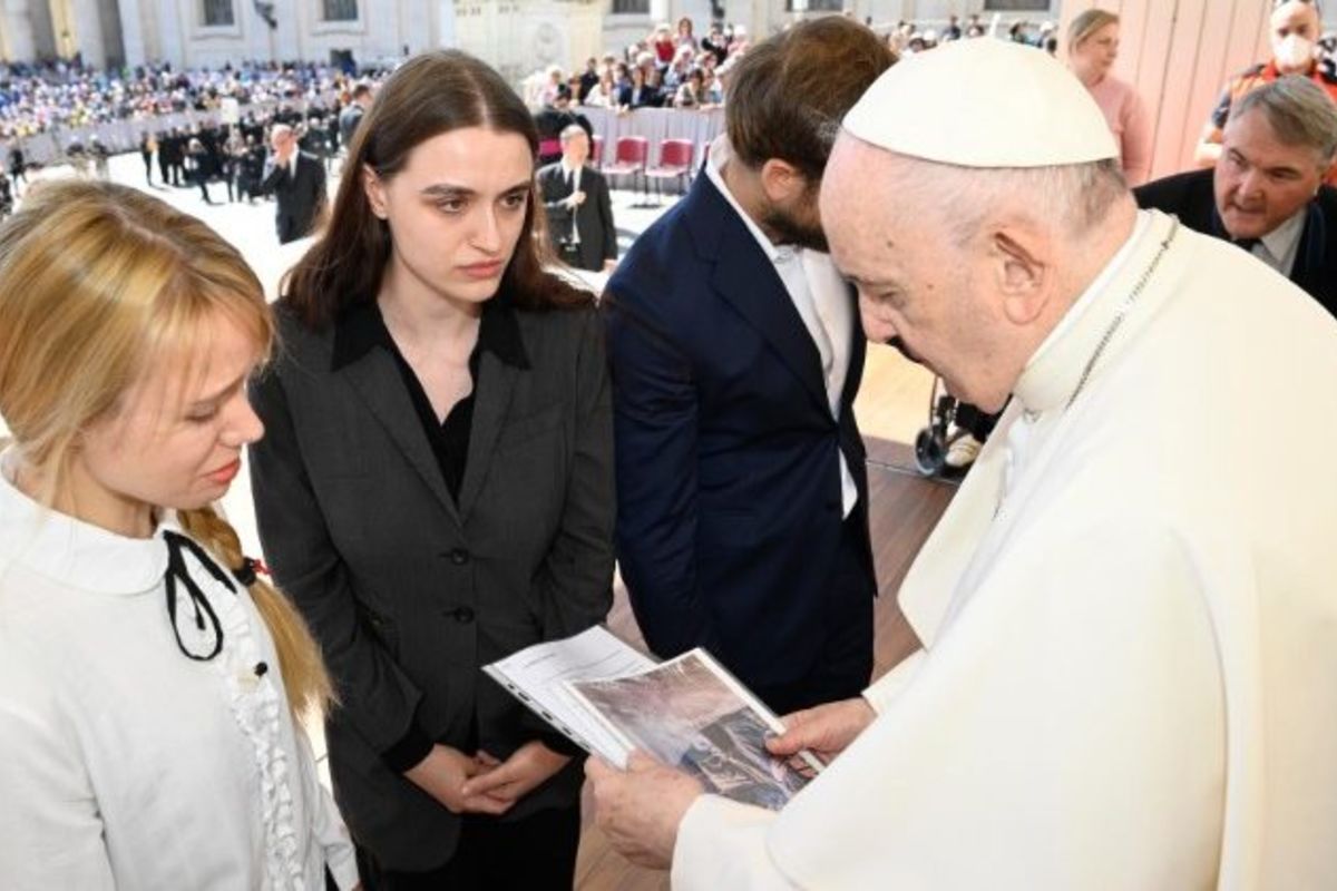 Дружини захисників Маріуполя розповідають про зустріч з Папою