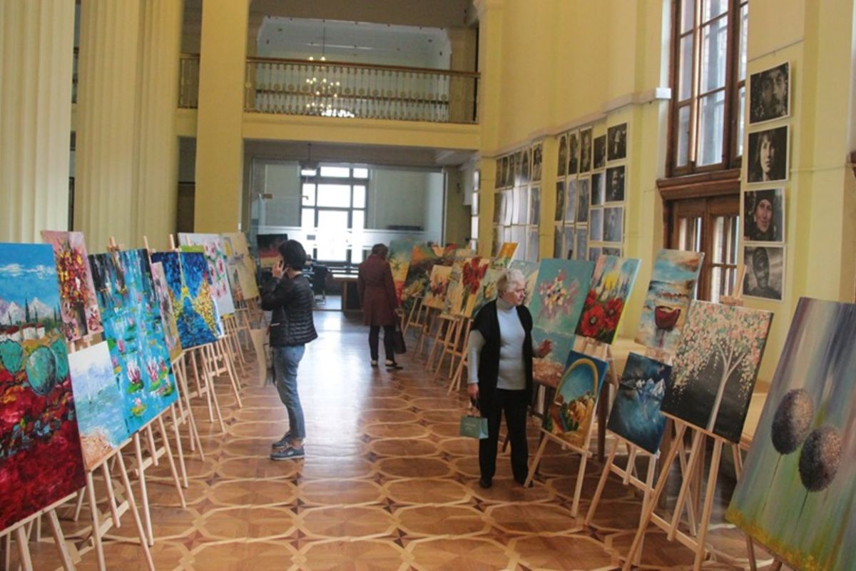 За підтримки Карітасу Києва у КМДА відкрилася виставка картин, які створили особи з інвалідністю