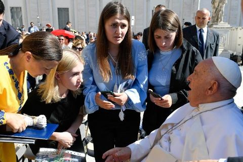 Папа Франциск зустрівся з родичами українських військовополонених