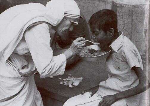 Мати Тереза годує бідного хлопчину