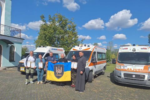 Єпископ Іван Кулик освятив у Хмельницькому три автомобілі швидкої допомоги для українських військових
