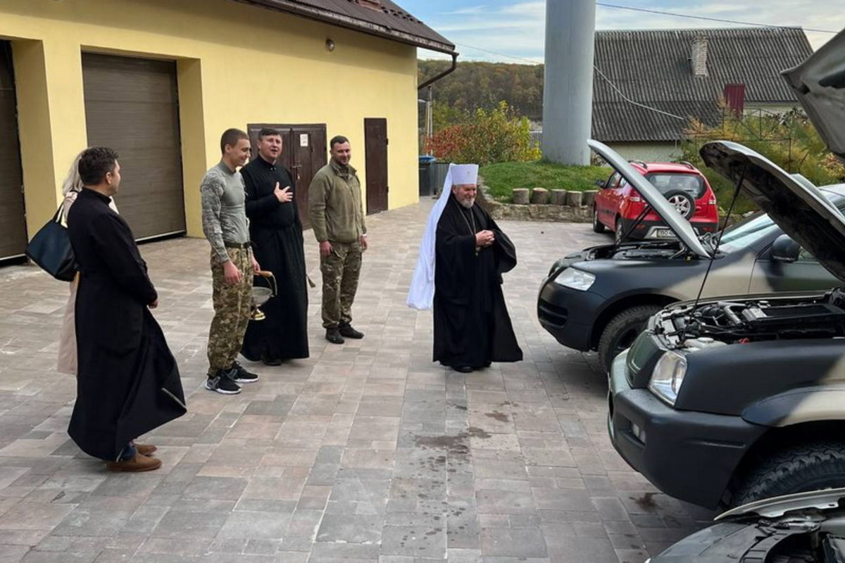 Тернопільські капелани доставили військовим три позашляховики та квадрокоптер