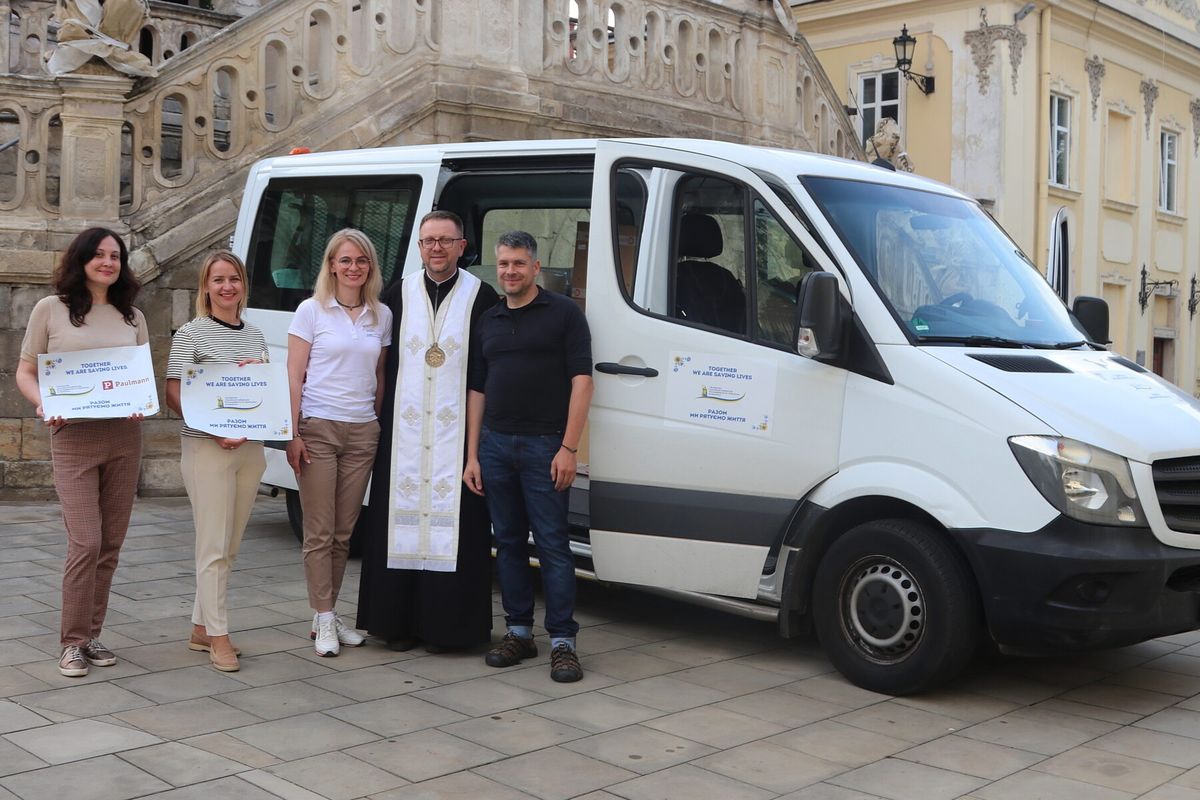 Владика Володимир Груца освятив автомобіль для духовно-реабілітаційного центру