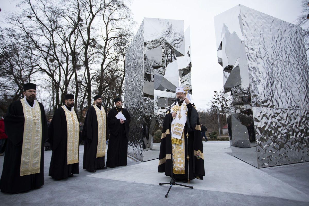 «Хрест, який буде зціляти рани України»: Глава УГКЦ освятив меморіал «Хрест Героїв» у Вишгороді