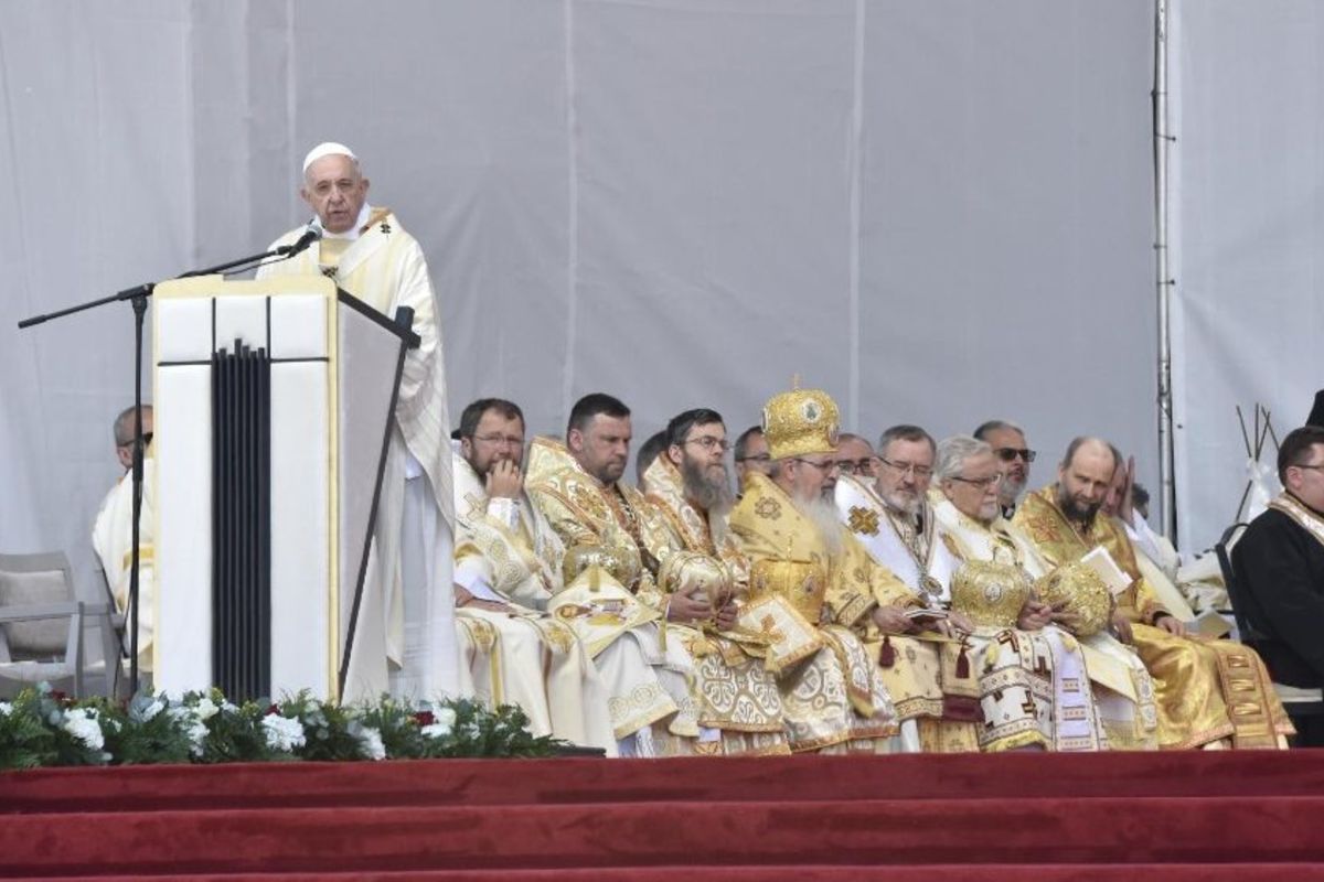 Владика Йосафат Мощич очолив делегацію УГКЦ на молитві Папи в Румунії