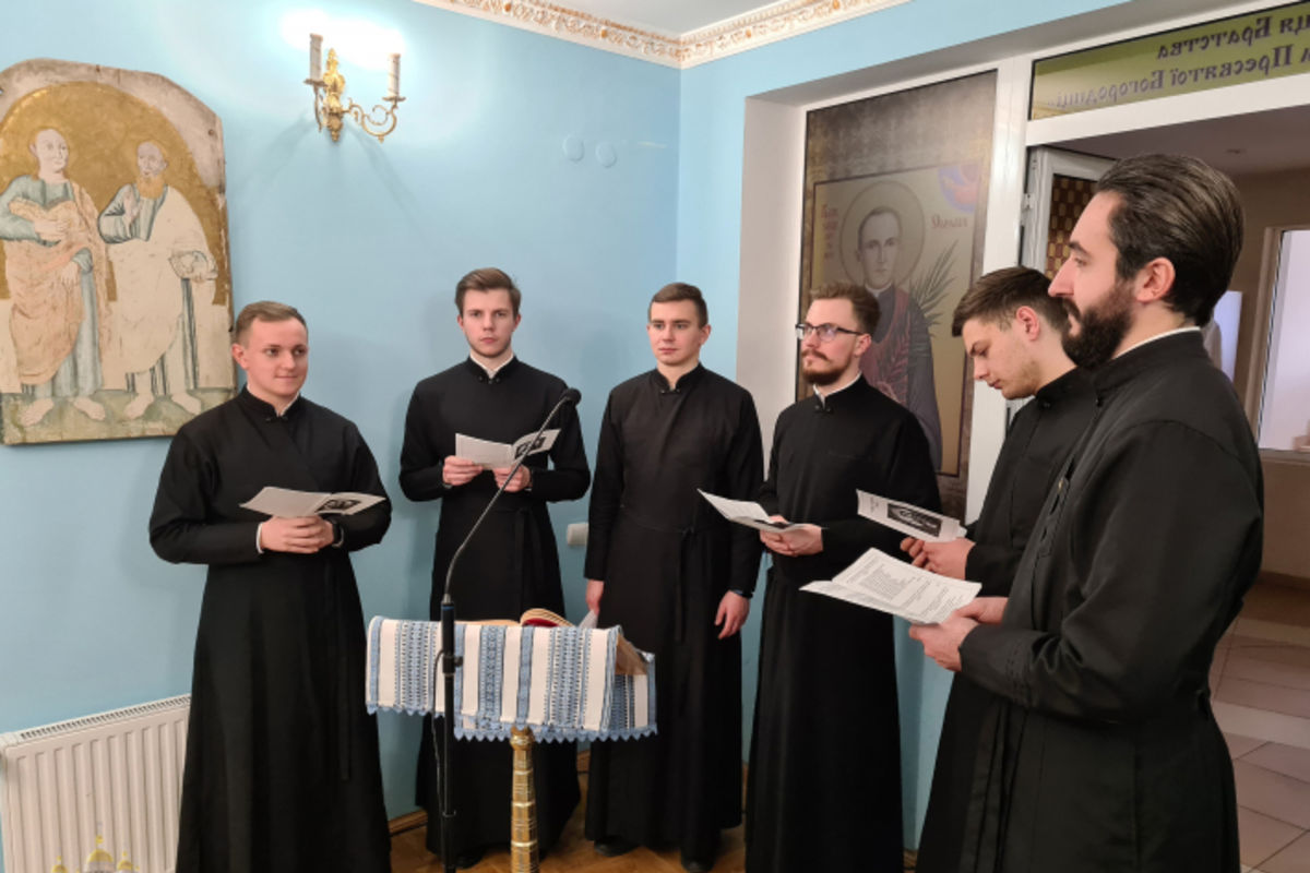 У Львові семінаристи протягом восьми годин безперервно молилися за мир в Україні