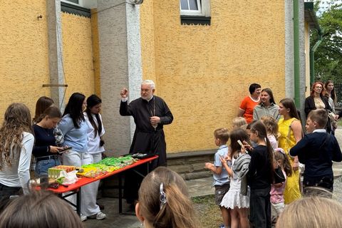 Єпископ Йосиф Мілян благословив дітей, молодь і парафію Пресвятої Тройці на завершення «Веселих канікул з Богом»