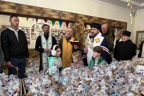 Єпископ Михайло Бубній освятив 1250 пасхальних кошиків для українських захисників