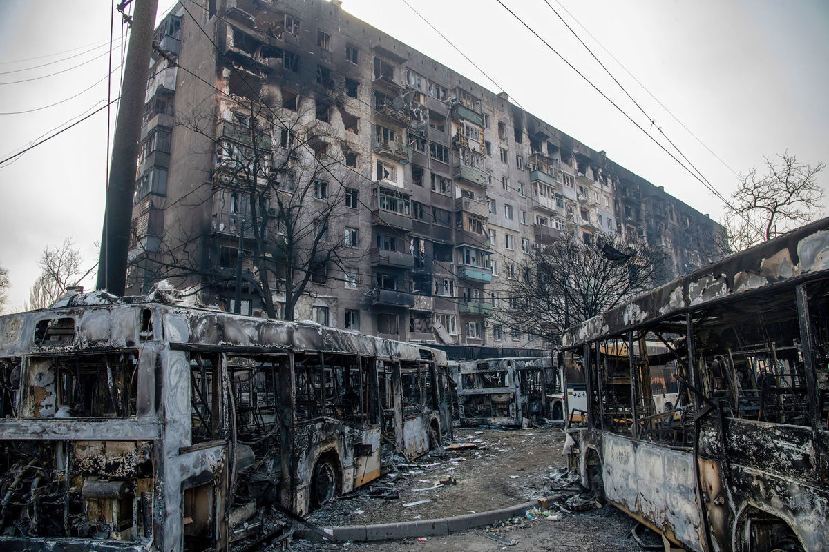 Руйнування на вулицях Маріуполя, Україна, 23 березня. (Maximilian Clarke/SOPA Images/LightRocket/Getty Images)
