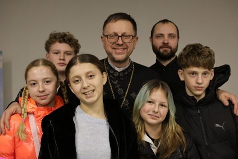 Відверто про віру, сумніви, молитву і вибір: відповіді єпископа Володимира Груци для молоді