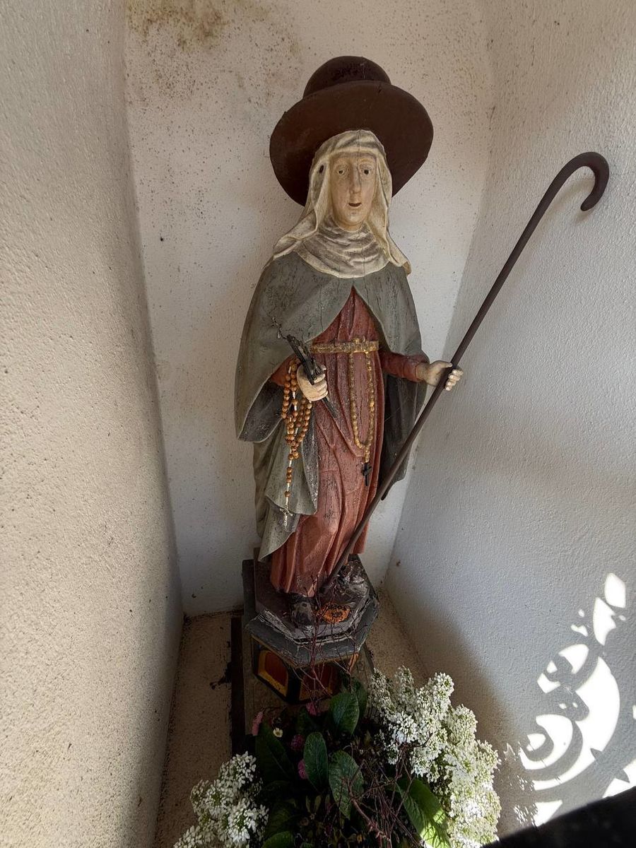 Статуя блаженної Едігни перед липою, де вона проживала.