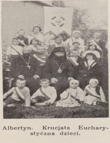 Відвідини дитячої захоронки, Альбертин, 17 – 23 липня 1933 р. Після Євхаристійної процесії з дітьми. Джерела: Фотоальбом бл. Миколая Чарнецького «Шлях до святості». Львів: Видавництво «Скриня», 2014.