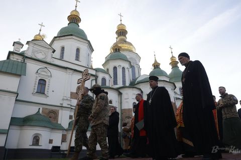 Молились за звільнення полонених та зниклих безвісти: у Софії Київській пройшла екуменічна Хресна дорога