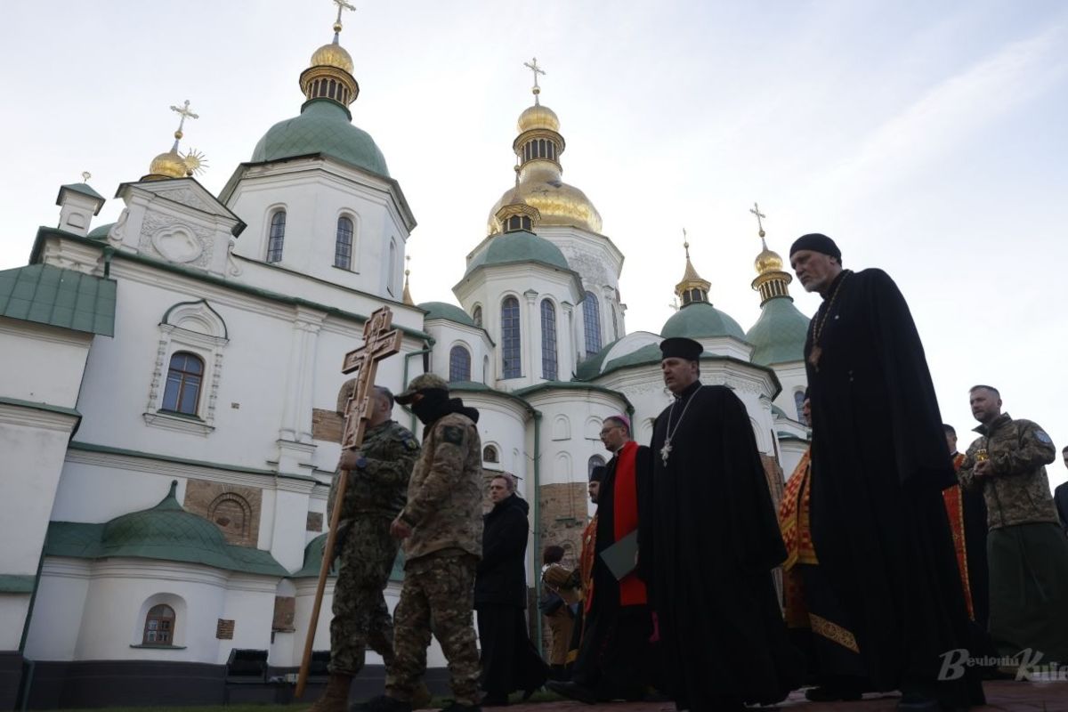 Молились за звільнення полонених та зниклих безвісти: у Софії Київській пройшла екуменічна Хресна дорога