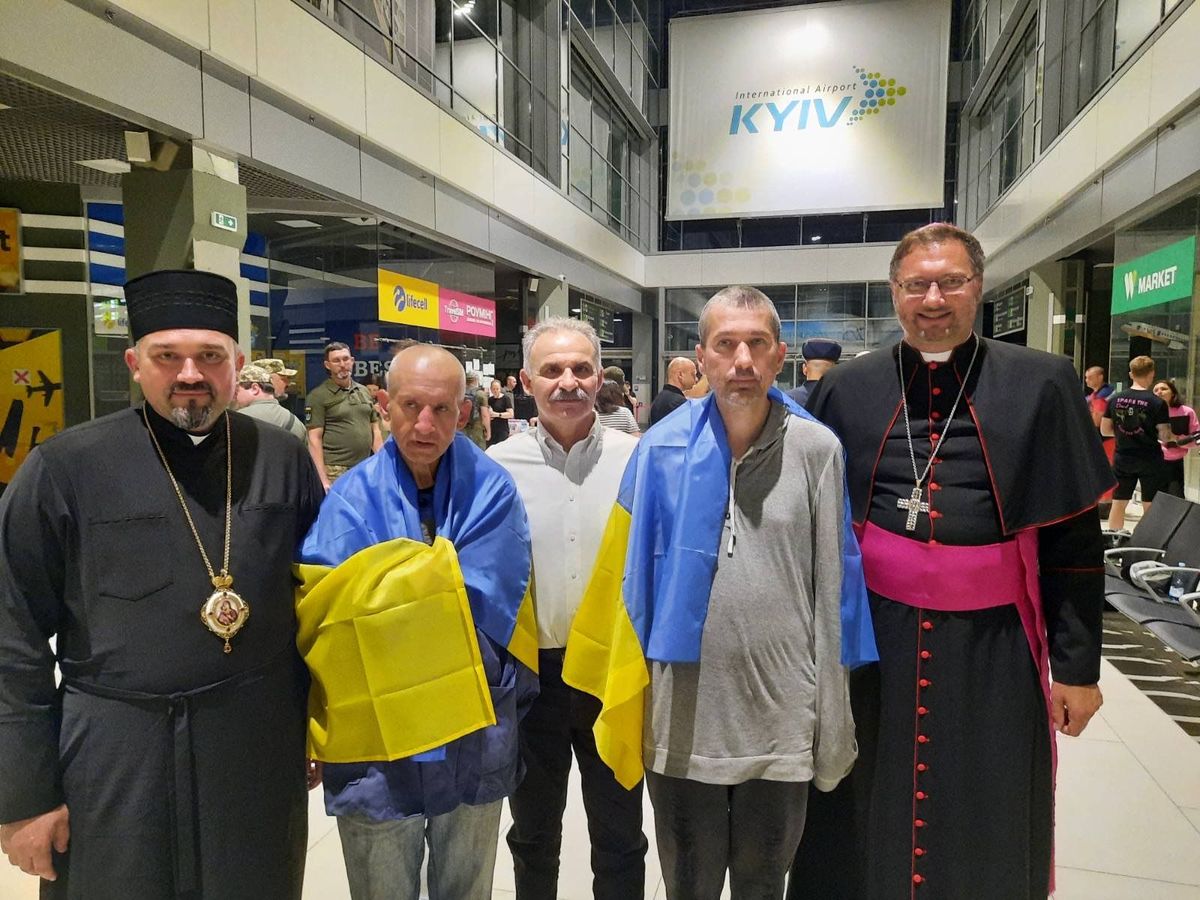 Зустріч ієромонахів після проведеного обміну полоненими.