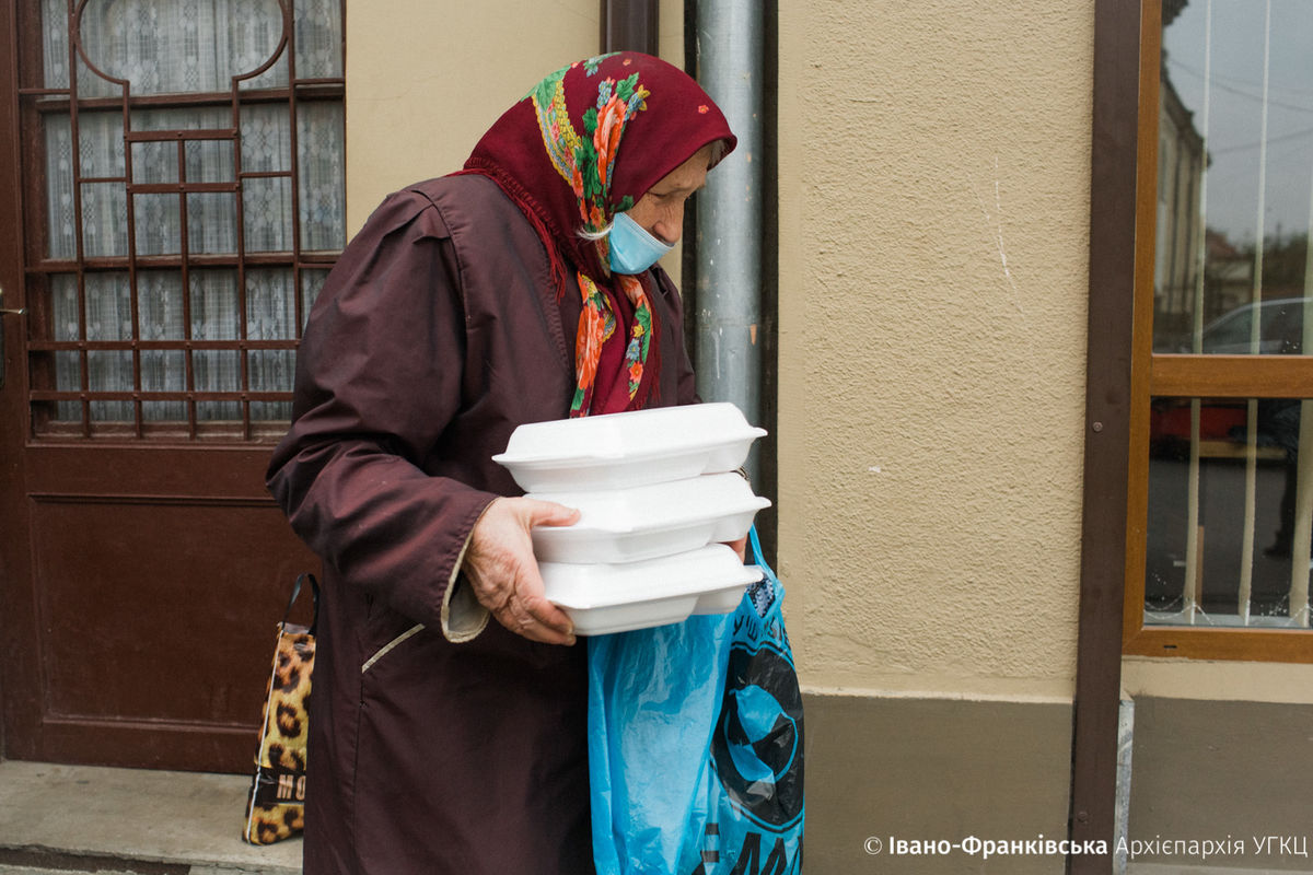 У Івано-Франківську стартувала акція «Нагодуй бідного». Акція — безстрокова
