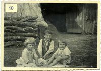 Родинне подвір’я блаженного Володимира. Зліва направо: Анна-Ірена, донька Володимира, Катерина Гуралевич, Ліда, донька о. Мирона