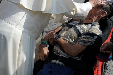 Папа: Як Добрий самарянин, піклуймося про хворих і страждаючих